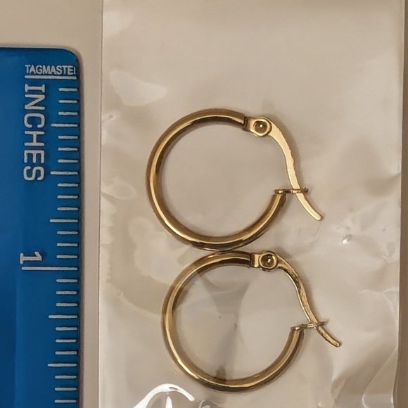 Classic Gold-Tone Hinged Hoop Earrings Women's Size 20mm - Brand New & Sealed - Picture 3 of 4